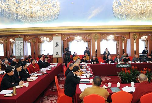 3月6日,宗教界的委員們?cè)谟懻摃?huì)上。當(dāng)日,參加全國(guó)政協(xié)十一屆四次會(huì)議的宗教界委員就溫家寶總理所作的政府工作報(bào)告展開(kāi)熱烈討論。新華社記者 饒愛(ài)民 攝