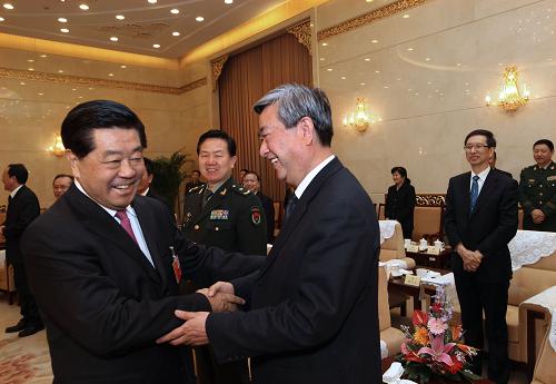 3月13日,全國政協(xié)十一屆五次會議閉幕后,中共中央政治局常委、全國政協(xié)主席賈慶林在全國政協(xié)禮堂親切會見全國政協(xié)十一屆五次會議有關(guān)工作機(jī)構(gòu)負(fù)責(zé)同志,向參加大會工作的全體人員表示慰問和感謝。新華社記者 蘭紅光 攝
