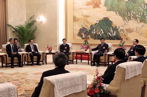 3月13日,全國政協(xié)十一屆五次會議閉幕后,中共中央政治局常委、全國政協(xié)主席賈慶林在全國政協(xié)禮堂親切會見全國政協(xié)十一屆五次會議有關(guān)工作機(jī)構(gòu)負(fù)責(zé)同志,向參加大會工作的全體人員表示慰問和感謝。新華社記者 蘭紅光 攝