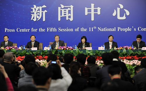 3月12日,十一屆全國人大五次會議在北京梅地亞中心舉行記者會,中國人民銀行行長周小川(左三)、副行長胡曉煉(右三)、副行長劉士余(左二)、副行長兼國家外匯管理局局長易綱(右二)就“貨幣政策及金融改革”回答記者提問。新華社記者 王鵬 攝