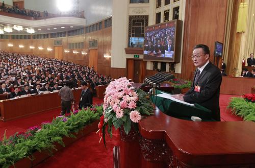 3月9日,十一屆全國人大五次會議在北京人民大會堂舉行第三次全體會議。全國人大常委會委員長吳邦國作全國人民代表大會常務(wù)委員會工作報告。 新華社記者 鞠鵬 攝