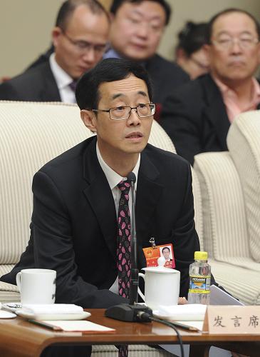 來自上海的全國人大代表杜斌指出,目前一些高校為追求就業(yè)率,在最后一個學期過度鼓勵學生進行工作實習,反而輕視學生的畢業(yè)論文和課題研究,過于強調學生的社會活動,忽視了專業(yè)能立的培養(yǎng)和訓練。因此,要解決高校教育質量問題,就要實行寬進嚴出的教學方針,把學生的精力集中到專業(yè)學習上來。 新華社記者王曄攝