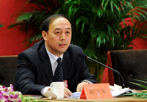 來自湖北的全國人大代表周洪宇認為,在教育投入方面,應借鑒國際先進經驗。世界上許多發(fā)達國家都認為教育關系國家的未來,是社會、經濟發(fā)展的基礎,是保持國際競爭力的保證,各國都極為重視對教育的投入,并且制訂了教育優(yōu)先發(fā)展的戰(zhàn)略。 新華社記者王建華攝