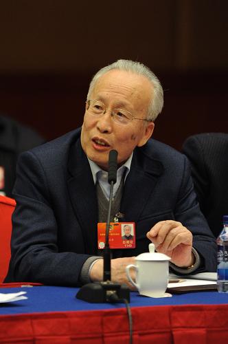 全國政協(xié)委員孫正聿說,要真正落實教育戰(zhàn)略,就必須落實普及義務教育、發(fā)展職業(yè)教育、提高高等教育質量,還要把技術、技能和學術區(qū)別開來。 新華社記者 鞠煥宗 攝