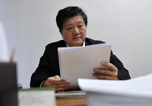 來自江西的全國人大代表虞國慶表示,教育公平應該達到起點公平、過程公平、結果公平。應大力推進義務教育均衡發(fā)展,解決教育起點公平問題,不讓孩子輸在起跑線上;同時,高等教育作為教育結果的重要部分,國家應加大對中西部地區(qū)部屬院校的支持力度,提升高等教育內涵建設和核心競爭力。 新華社記者 王鵬 攝