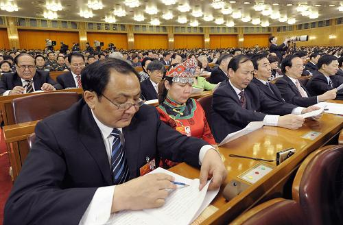 3月9日,十一屆全國人大五次會議在北京人民大會堂舉行第三次全體會議。這是代表在聽會。新華社記者 楊宗友 攝