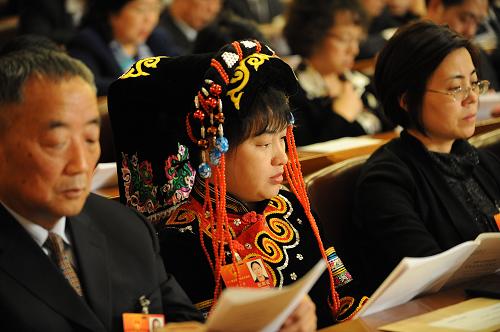 3月9日,十一屆全國人大五次會議在北京人民大會堂舉行第三次全體會議。這是代表在聽會。新華社記者 楊宗友 攝