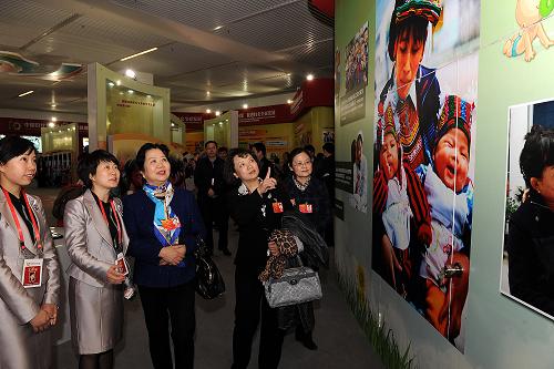 3月9日,來自重慶的全國人大代表參觀展覽。當日,出席兩會的部分女代表、女委員在北京國家博物館參觀“中國婦女兒童十年發(fā)展成就展”。該展覽以“優(yōu)化婦女發(fā)展環(huán)境,促進兒童健康成長”為主題,將男女平等基本國策、兒童優(yōu)先的原則貫穿始終,通過文字和翔實的數(shù)據(jù)、真實寶貴的圖片、影視資料以及部分實物,從不同角度、不同層面,集中展現(xiàn)新世紀十年來中國婦女兒童事業(yè)的發(fā)展歷程和成就。新華社記者 何俊昌 攝