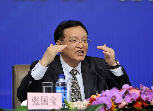 3月10日,全國(guó)政協(xié)十一屆五次會(huì)議在北京梅地亞中心舉行記者會(huì),全國(guó)政協(xié)委員張國(guó)寶、邵秉仁、王炳華、陸啟洲、李河君、牛文元就“發(fā)展新能源和清潔能源”相關(guān)問(wèn)題回答記者提問(wèn)。這是張國(guó)寶委員回答記者提問(wèn)。 新華社記者 王鵬 攝