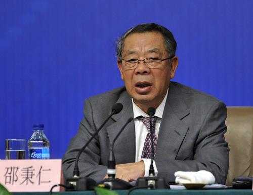 3月10日,全國(guó)政協(xié)十一屆五次會(huì)議在北京梅地亞中心舉行記者會(huì),全國(guó)政協(xié)委員張國(guó)寶、邵秉仁、王炳華、陸啟洲、李河君、牛文元就“發(fā)展新能源和清潔能源”相關(guān)問(wèn)題回答記者提問(wèn)。這是邵秉仁委員回答記者提問(wèn)。 新華社記者 王鵬 攝
