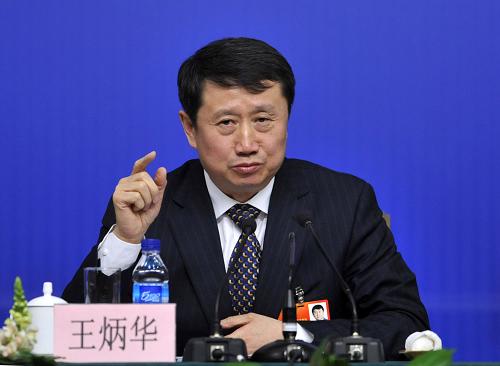 3月10日,全國(guó)政協(xié)十一屆五次會(huì)議在北京梅地亞中心舉行記者會(huì),全國(guó)政協(xié)委員張國(guó)寶、邵秉仁、王炳華、陸啟洲、李河君、牛文元就“發(fā)展新能源和清潔能源”相關(guān)問(wèn)題回答記者提問(wèn)。這是王炳華委員回答記者提問(wèn)。 新華社記者 王鵬 攝