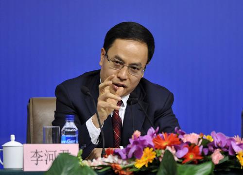 3月10日,全國(guó)政協(xié)十一屆五次會(huì)議在北京梅地亞中心舉行記者會(huì),全國(guó)政協(xié)委員張國(guó)寶、邵秉仁、王炳華、陸啟洲、李河君、牛文元就“發(fā)展新能源和清潔能源”相關(guān)問(wèn)題回答記者提問(wèn)。這是李河君委員回答記者提問(wèn)。 新華社記者 王鵬 攝