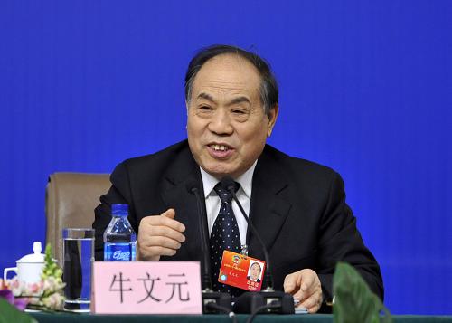 3月10日,全國(guó)政協(xié)十一屆五次會(huì)議在北京梅地亞中心舉行記者會(huì),全國(guó)政協(xié)委員張國(guó)寶、邵秉仁、王炳華、陸啟洲、李河君、牛文元就“發(fā)展新能源和清潔能源”相關(guān)問(wèn)題回答記者提問(wèn)。這是牛文元委員回答記者提問(wèn)。 新華社記者 王鵬 攝