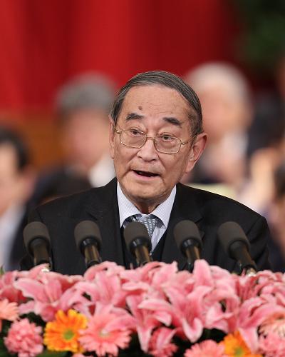 3月10日,全國政協(xié)十一屆五次會議在北京人民大會堂舉行第三次全體會議。這是厲以寧委員作《教育資源的均衡配置和城鄉(xiāng)收入差距的縮小》的發(fā)言。新華社記者 丁林 攝