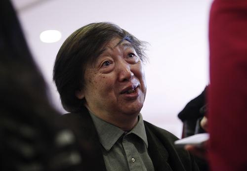 全國(guó)政協(xié)委員馮驥才在接受記者采訪時(shí)表示,推動(dòng)文化產(chǎn)業(yè)成為支柱產(chǎn)業(yè)一定要注重原創(chuàng),沒(méi)有原創(chuàng)就談不到文化產(chǎn)業(yè)。同時(shí)還要避免為文化產(chǎn)業(yè)而文化產(chǎn)業(yè),否則就會(huì)走向“假、大、空”。他說(shuō):“不能只做能賺錢(qián)的文化,這樣會(huì)破壞文化的整體性。”新華社記者 王申 攝