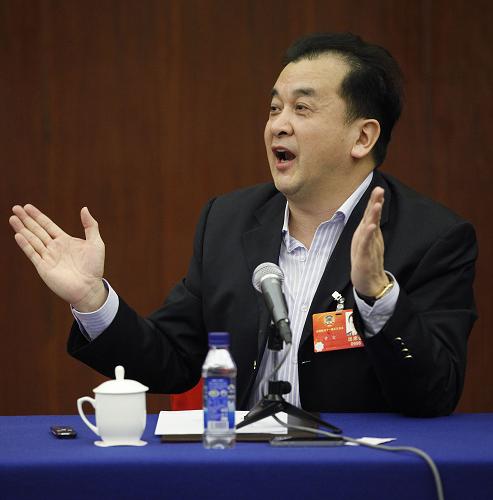全國(guó)政協(xié)委員黃宏在發(fā)言時(shí)說(shuō):“推動(dòng)文化產(chǎn)業(yè)成為支柱產(chǎn)業(yè)首先要認(rèn)識(shí)文化的本體,我認(rèn)為好的文化應(yīng)該是植根于內(nèi)心的修養(yǎng)、無(wú)需提醒的自覺(jué)、以約束力為前提的自由、為他人著想的善良。”新華社記者 王申 攝