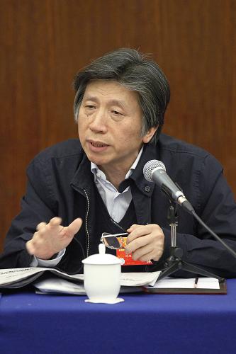 全國(guó)政協(xié)委員范迪安在發(fā)言時(shí)說(shuō):“提高文化產(chǎn)業(yè)規(guī)?;?、集約化、專(zhuān)業(yè)化抓到了文化產(chǎn)業(yè)的主要問(wèn)題?,F(xiàn)在各地以文化產(chǎn)業(yè)為由開(kāi)辟新的產(chǎn)業(yè)區(qū),為文化活動(dòng)提供了新的空間。 新華社記者 王申 攝