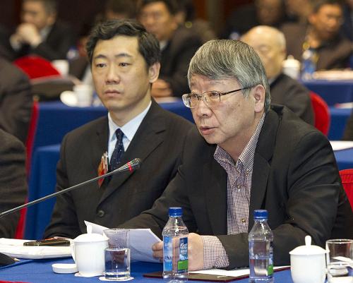 全國(guó)政協(xié)委員郝時(shí)遠(yuǎn)認(rèn)為:文化建設(shè)的大發(fā)展、大繁榮必須立足于構(gòu)建中國(guó)的現(xiàn)代文化力量。在保護(hù)、傳承各民族傳統(tǒng)文化基礎(chǔ)上,實(shí)現(xiàn)中華民族文化的有機(jī)整合。傳統(tǒng)文化需要在保護(hù)中傳承、在傳承中發(fā)展、在發(fā)展中創(chuàng)新、在創(chuàng)新中繁榮,要抵制低俗文化,防止“復(fù)舊式”重構(gòu)、“躍進(jìn)式制造”、“旅游式”演示。新華社記者 黃敬文 攝