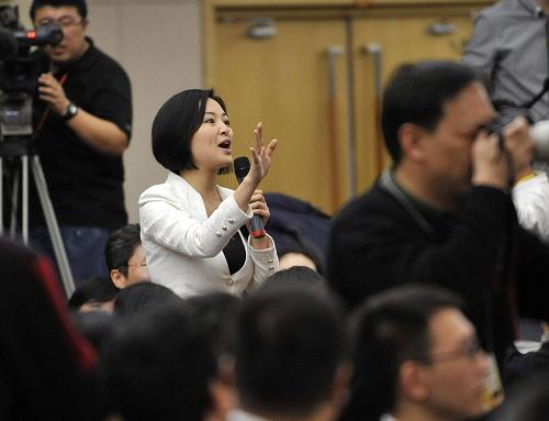 這是一名記者在提問。 新華社記者 王鵬 攝