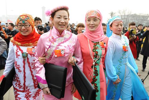 3月5日,第十一屆全國人民代表大會第五次會議在北京人民大會堂開幕。這是代表抵達天安門廣場。 新華社記者 王建華 攝