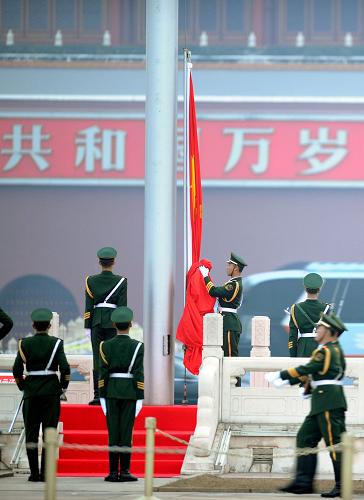3月5日,第十一屆全國(guó)人民代表大會(huì)第五次會(huì)議在北京人民大會(huì)堂開(kāi)幕。這是天安門(mén)廣場(chǎng)上舉行升旗儀式。新華社記者 燕雁 攝