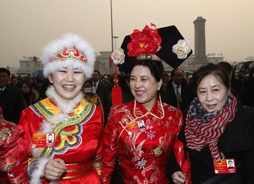 3月5日,第十一屆全國人民代表大會第五次會議在北京人民大會堂開幕。這是代表抵達天安門廣場。 新華社記者 王申 攝