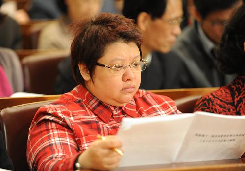 3月9日,全國政協(xié)十一屆五次會議在北京人民大會堂舉行第二次全體會議。這是全國政協(xié)委員韓紅在聽會。 新華社記者 楊宗友 攝
