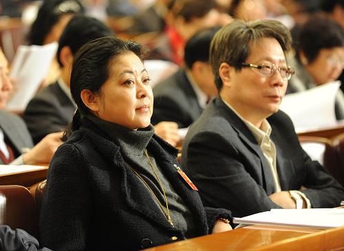 3月9日,全國政協(xié)十一屆五次會議在北京人民大會堂舉行第二次全體會議。這是全國政協(xié)委員倪萍在聽會。 新華社記者 楊宗友 攝
