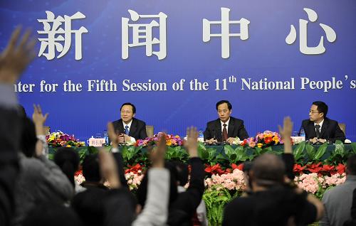 3月9日,十一屆全國人大五次會議在北京梅地亞中心舉行記者會,農(nóng)業(yè)部部長韓長賦(右三),農(nóng)業(yè)部總經(jīng)濟師、新聞發(fā)言人陳萌山(右二)出席并回答記者提問。 新華社記者 王鵬 攝