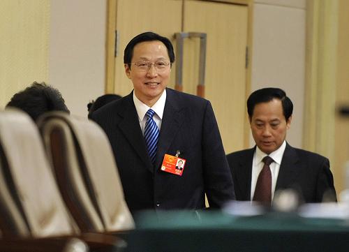 3月9日,十一屆全國人大五次會議在北京梅地亞中心舉行記者會,農(nóng)業(yè)部部長韓長賦,農(nóng)業(yè)部總經(jīng)濟師、新聞發(fā)言人陳萌山出席并回答記者提問。這是韓長賦(左)與陳萌山(右)進入會場。 新華社記者 王鵬 攝