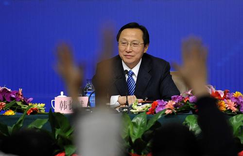 3月9日,十一屆全國人大五次會議在北京梅地亞中心舉行記者會,農(nóng)業(yè)部部長韓長賦,農(nóng)業(yè)部總經(jīng)濟師、新聞發(fā)言人陳萌山出席并回答記者提問。這是韓長賦準備回答記者提問。 新華社記者 王鵬 攝