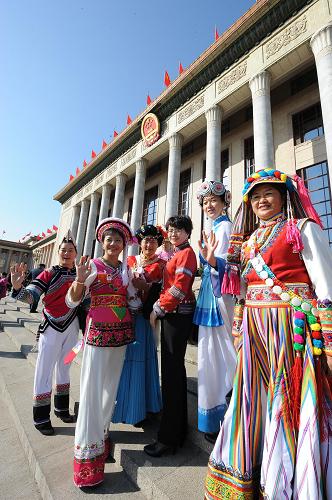 3月14日,第十一屆全國人民代表大會第五次會議在北京人民大會堂閉幕。這是閉幕會前,幾位來自云南的全國人大代表在大會堂前合影。 新華社記者 楊宗友 攝