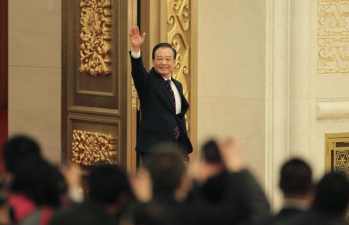 3月14日,國務(wù)院總理溫家寶在北京人民大會(huì)堂與中外記者見面,并回答記者提問。這是溫家寶步入會(huì)場(chǎng)。新華社記者 金立旺 攝