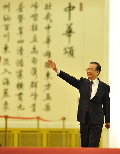 3月14日,國務(wù)院總理溫家寶在北京人民大會(huì)堂與中外記者見面,并回答記者提問。這是溫家寶步入會(huì)場(chǎng)。 新華社記者 黃敬文 攝