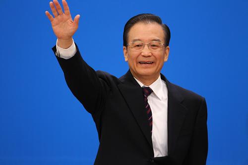 3月14日,國(guó)務(wù)院總理溫家寶在北京人民大會(huì)堂與中外記者見(jiàn)面,并回答記者提問(wèn)。這是溫家寶步入會(huì)場(chǎng)時(shí)與媒體記者打招呼。 新華社記者 陳建力 攝