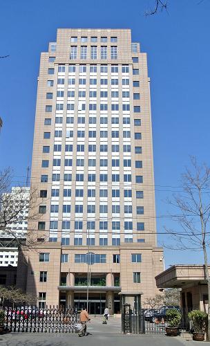 根據(jù)3月10日披露的國務(wù)院機(jī)構(gòu)改革和職能轉(zhuǎn)變方案,國務(wù)院將組建國家衛(wèi)生和計(jì)劃生育委員會(huì)。方案提出,將衛(wèi)生部的職責(zé)、人口計(jì)生委的計(jì)劃生育管理和服務(wù)職責(zé)整合,組建國家衛(wèi)生和計(jì)劃生育委員會(huì)。主要職責(zé)是,統(tǒng)籌規(guī)劃醫(yī)療衛(wèi)生和計(jì)劃生育服務(wù)資源配置,組織制定國家基本藥物制度,擬訂計(jì)劃生育政策,監(jiān)督管理公共衛(wèi)生和醫(yī)療服務(wù),負(fù)責(zé)計(jì)劃生育管理和服務(wù)工作等。同時(shí),將人口計(jì)生委的研究擬訂人口發(fā)展戰(zhàn)略、規(guī)劃及人口政策職責(zé)劃入發(fā)展改革委。國家中醫(yī)藥管理局由國家衛(wèi)生和計(jì)劃生育委員會(huì)管理。同時(shí),不再保留衛(wèi)生部、人口計(jì)生委。這是衛(wèi)生部外景(3月10日攝)。 新華社記者 陳曄華 攝