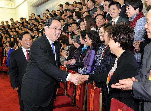 2012年12月17日,第九次全國(guó)臺(tái)灣同胞代表會(huì)議在北京開幕。俞正聲出席會(huì)議并講話。這是俞正聲親切會(huì)見與會(huì)代表。 新華社記者 李濤 攝