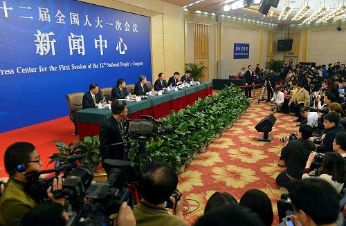 3月13日,十二屆全國人大一次會(huì)議在兩會(huì)新聞中心舉行記者會(huì),中國人民銀行行長(zhǎng)周小川等就“貨幣政策與金融改革”有關(guān)問題回答記者提問。 新華社記者 王頌 攝