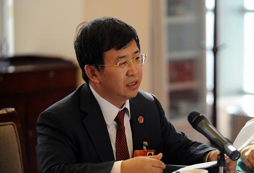 全國(guó)人大代表郭光華認(rèn)為,解決食品安全問題,除了要加大整治力度外,還要充分利用現(xiàn)代科技手段,使食品安全監(jiān)督檢查網(wǎng)絡(luò)化、常態(tài)化。同時(shí)可以建立國(guó)家級(jí)食品安全監(jiān)督網(wǎng)站,實(shí)現(xiàn)全國(guó)食品安全監(jiān)督網(wǎng)絡(luò)共享。新華社記者 楊青 攝