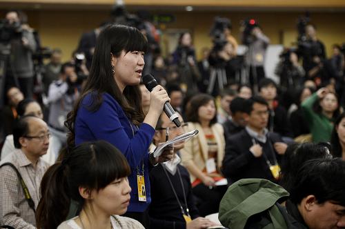 3月15日,十二屆全國人大一次會議在兩會新聞中心舉行記者會,環(huán)保部負責人就“環(huán)境保護與生態(tài)文明建設”有關(guān)問題回答記者提問。這是現(xiàn)場記者在提問。 新華社記者 王鵬 攝