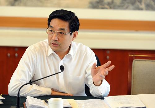 全國(guó)人大代表趙長(zhǎng)義建議,應(yīng)以立法的形式規(guī)范垃圾的傾倒、運(yùn)輸、無(wú)害化處理和再利用。新華社記者 楊青 攝