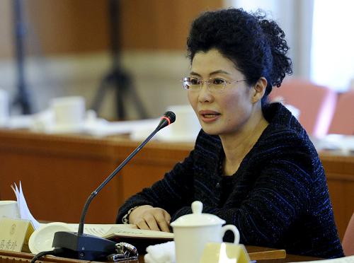 全國政協(xié)委員、九三學(xué)社寧夏區(qū)委會主委馬秀珍認(rèn)為,醫(yī)保的籌資水平逐漸提高,但參保者住院的實際補(bǔ)償比例卻沒有相應(yīng)幅度的提高,與此同時,患者醫(yī)療次均費(fèi)用居高不下并且持續(xù)增長。她認(rèn)為應(yīng)建立與醫(yī)保制度相適應(yīng)的橫向競爭和縱向合作的新型醫(yī)療服務(wù)模式——區(qū)域健康責(zé)任制。新華社記者 張鐸 攝