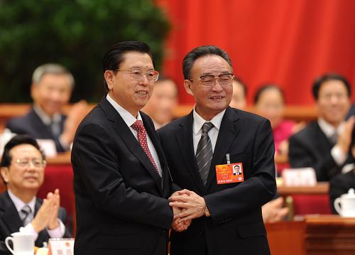 吳邦國(guó)與張德江握手 3月14日,十二屆全國(guó)人大一次會(huì)議在北京人民大會(huì)堂舉行第四次全體會(huì)議,選舉第十二屆全國(guó)人民代表大會(huì)常務(wù)委員會(huì)委員長(zhǎng)、副委員長(zhǎng)、秘書長(zhǎng);選舉第十二屆全國(guó)人民代表大會(huì)常務(wù)委員會(huì)委員;選舉中華人民共和國(guó)主席、副主席;選舉中華人民共和國(guó)中央軍事委員會(huì)主席。 張德江當(dāng)選第十二屆全國(guó)人民代表大會(huì)常務(wù)委員會(huì)委員長(zhǎng)。 這是吳邦國(guó)與張德江握手。 新華社記者謝環(huán)馳攝