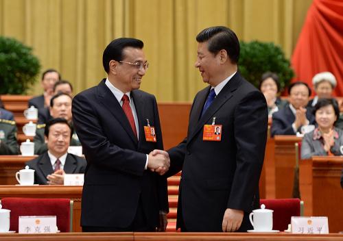 3月15日,十二屆全國人大一次會議在北京人民大會堂舉行第五次全體會議。會議經(jīng)過投票表決,決定李克強(qiáng)為中華人民共和國國務(wù)院總理。這是國家主席習(xí)近平同李克強(qiáng)親切握手。 新華社記者馬占成攝