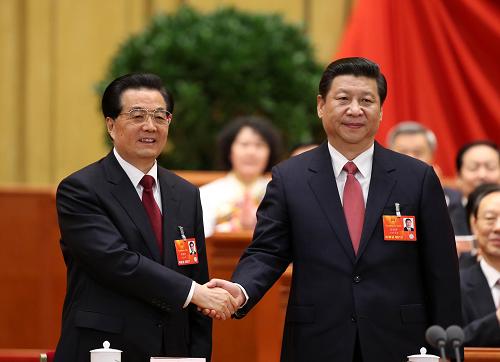 3月14日,十二屆全國人大一次會(huì)議在北京人民大會(huì)堂舉行第四次全體會(huì)議。習(xí)近平當(dāng)選中華人民共和國主席和中華人民共和國中央軍事委員會(huì)主席。這是胡錦濤與習(xí)近平親切握手,表示祝賀。新華社記者 龐興雷 攝