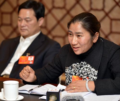 來自云南省宣威市樂豐鄉(xiāng)的彝族全國(guó)人大代表高燕說,農(nóng)村食品安全應(yīng)該引起社會(huì)關(guān)注,國(guó)家必須加大對(duì)生產(chǎn)銷售劣質(zhì)食品行為的懲處力度。新華社記者 楊宗友 攝