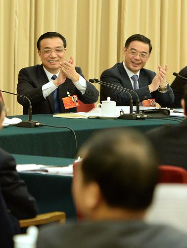 3月6日,中共中央政治局常委、國務(wù)院副總理李克強參加十二屆全國人大一次會議湖南代表團審議。李克強在發(fā)言時,全國人大代表、湖南省勞動模范、民營企業(yè)家肖安江突然打斷他的話,談起對城鎮(zhèn)化的感受。工作人員為了不影響審議進程,婉勸肖安江代表長話短說。李克強說,讓這個代表把話講完。這是肖安江代表發(fā)言完畢后,李克強帶頭為他鼓掌。新華社記者 劉建生 攝