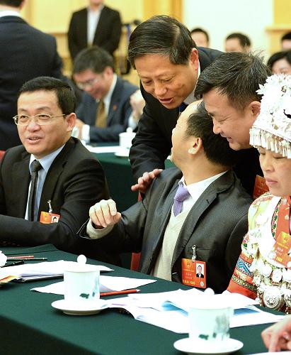 這是工作人員婉勸肖安江代表長話短說。新華社記者 劉建生 攝