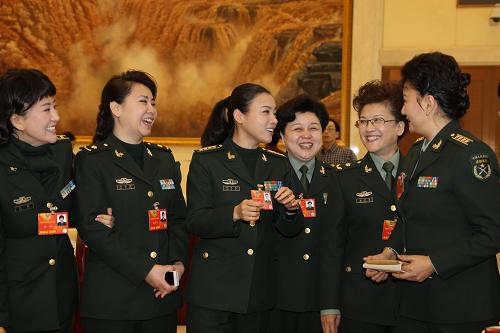 每年的“三八”國際勞動婦女節(jié)都適逢兩會會期,活躍在兩會上的女代表、女委員集中展現(xiàn)著當代中國女性的風采,從一個側(cè)面體現(xiàn)了中國婦女的地位和成就。3月2日,出席全國政協(xié)十二屆一次會議的幾位軍隊女委員在駐地交流。新華社記者 王建民 攝