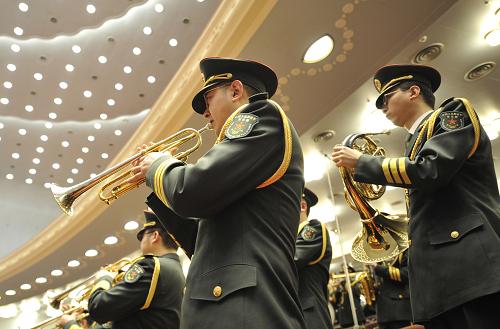 3月5日,第十二屆全國(guó)人民代表大會(huì)第一次會(huì)議在北京人民大會(huì)堂開(kāi)幕。這是軍樂(lè)團(tuán)奏國(guó)歌。 新華社記者鄭衛(wèi)攝